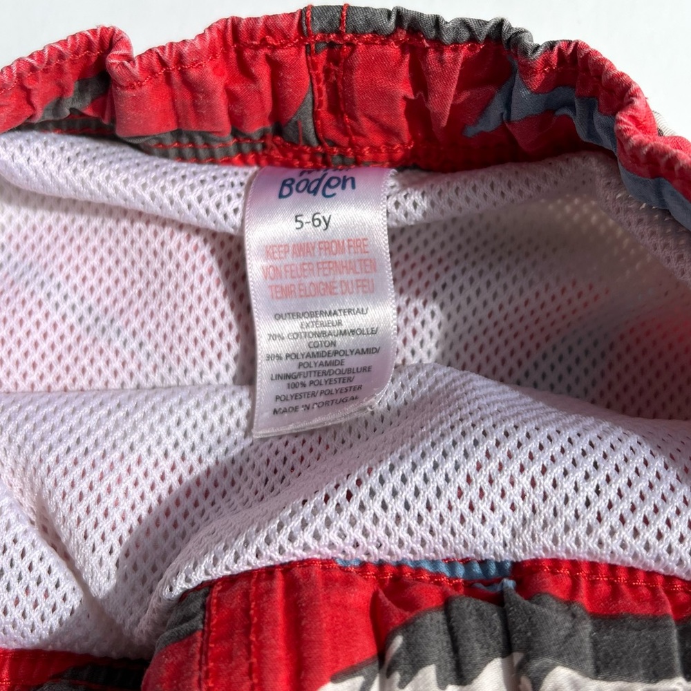 Mini Boden 5-6Y red shark swim trunks - Picture 3 of 3